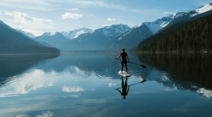 Standup Paddeling auf einem See in Kanada