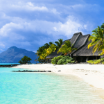 Weißer Sandstrand mit Palmen auf Mauritius