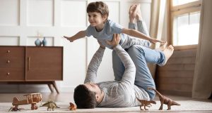 Ein Vater spielt mit seinem Sohn