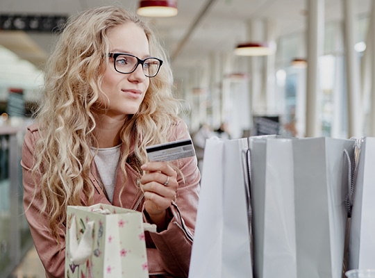 Eine Frau mit Kreditkarte