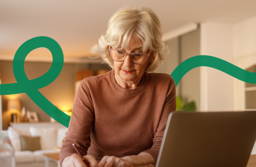 Seniorin, die sich Notizen macht