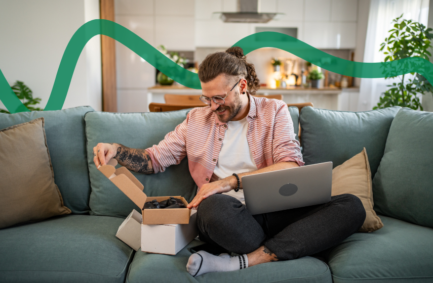 Glücklicher Mann, der ein Paket auspackt