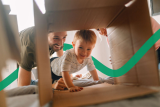 Eltern spielen zuhause mit ihrem Kind