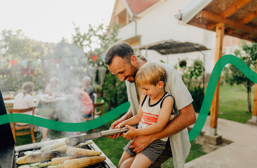 Papa und Sohn grillen im Garten